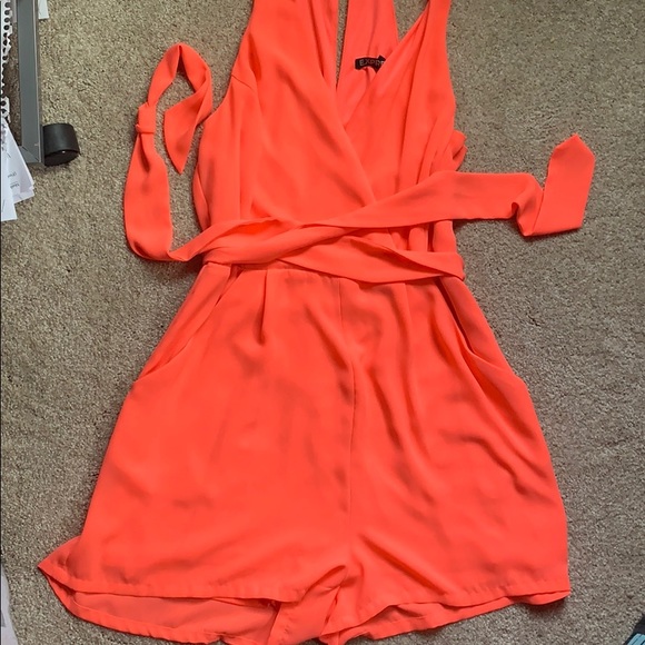 Express coral romper! - Picture 2 of 4